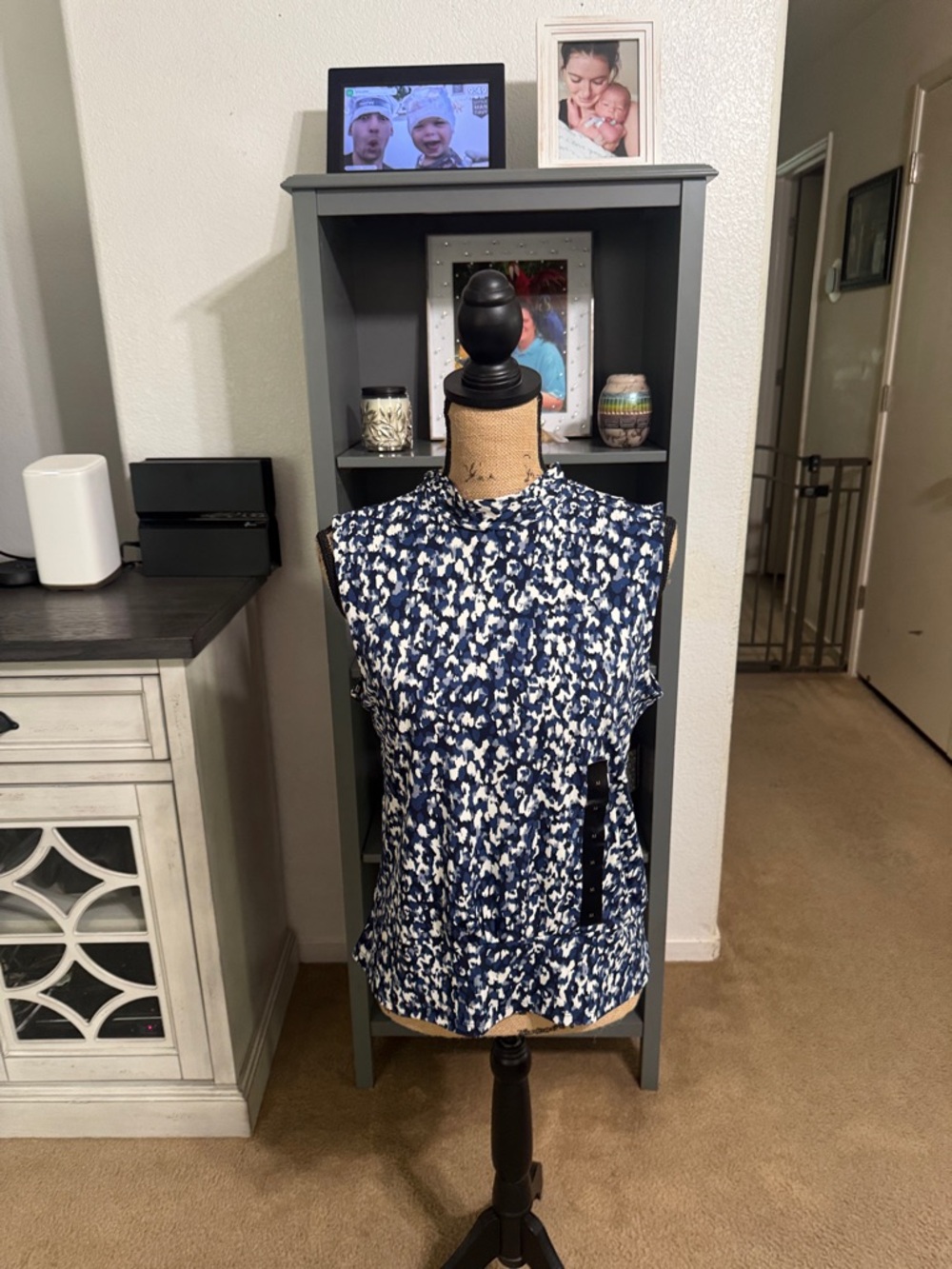 Banana Republic Navy & White Abstract Sleeveless Top size M